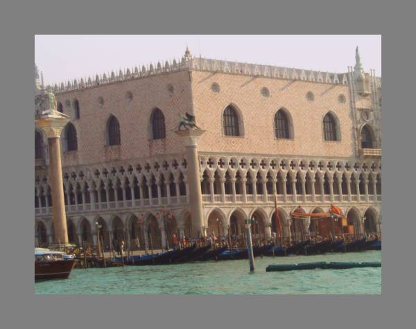 Le somptueux Palais des Doges de style gothique fut pendant des sicles le sige du Pouvoir  Venise