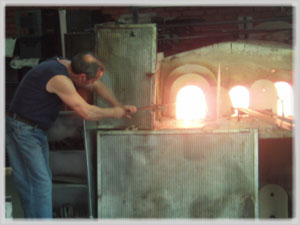 Travail du Verre  la canne devant le four