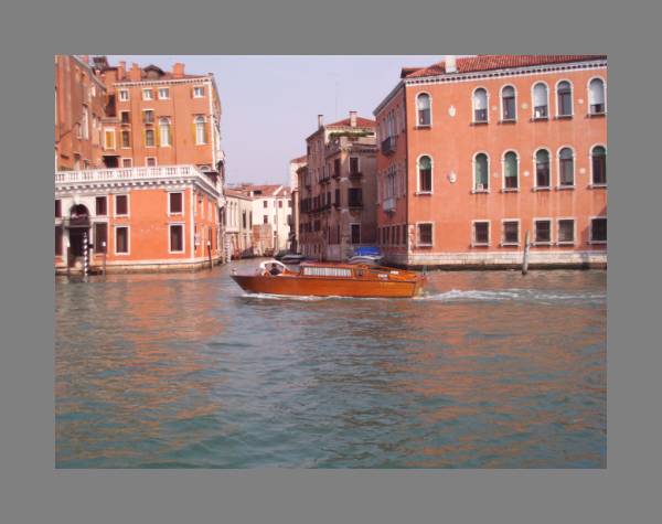 Bateau  moteur traditionnel en bois vernis sur le Grand Canal