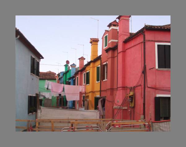 Le linge sche de part et d'autre de la ruelle sur des cordes  poulies