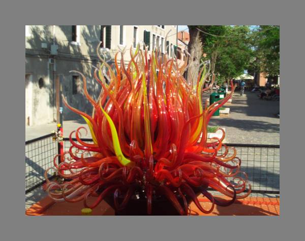 Sculpture en Verre de Murano - La Fleur rouge sur la Place Bressagio