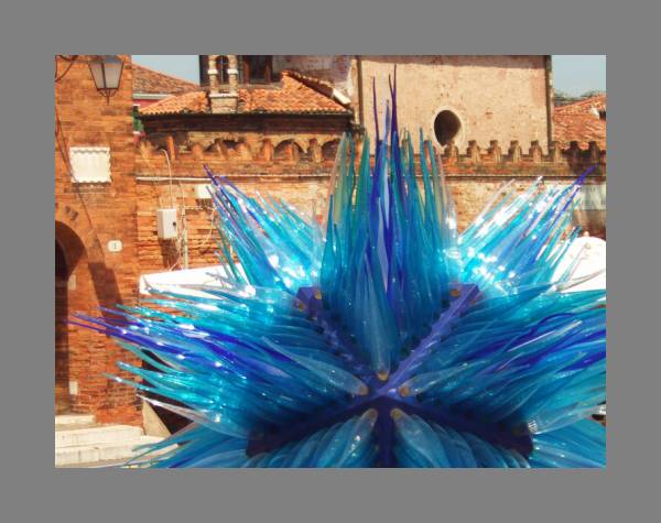 La sculpture Cristal bleu sur le Campo Santo Stefano