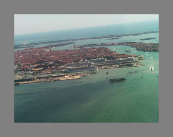 A l'extrme droite, le quartier de Dorsoduro ainsi que le Canal et l'Ile de la Giudecca